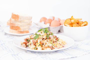 Scrambled eggs with chanterelle and parsley