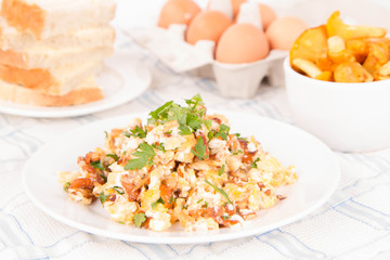 Scrambled eggs with chanterelle and parsley
