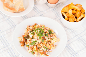 Scrambled eggs with chanterelle and parsley