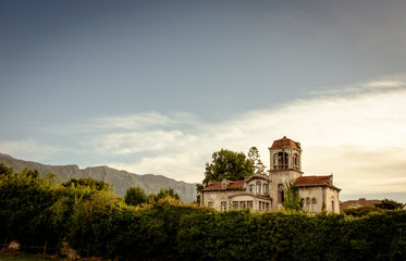 Fototapeta premium verwunschenes, verfallenes Märchenschloss in bei Llanes (Asturien/Spanien)