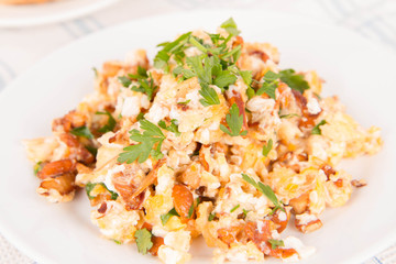 Scrambled eggs with chanterelle and parsley