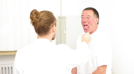 Obraz premium Untersuchung beim Arzt, Mund