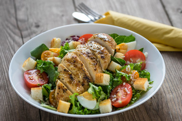 Vegetable salad with roasted chicken meat
