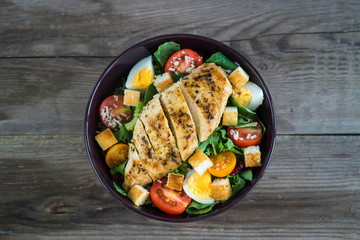 Vegetable salad with roasted chicken meat