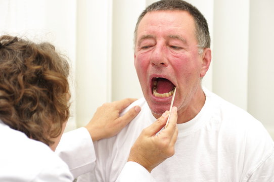 Untersuchung beim Arzt, Mund