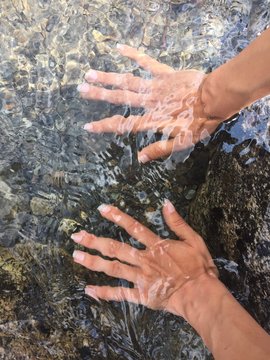 mano mani nell'acqua lavarsi le mani acqua gelida fiume 