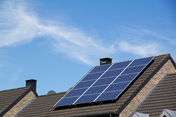 Photovoltaikanlage auf dem Dach eines Wohnhauses zur alternativen Energiegewinnung von Ökostrom