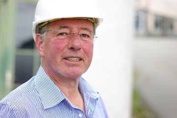 Mann mit Baustellenhem
