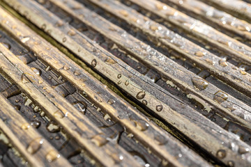 Wassertropfen auf Terrasse abweisend 