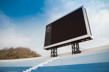 Scorebord in sportstadion met blauwe lucht