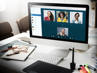 Naklejka premium Desktop computer showing group chat screen