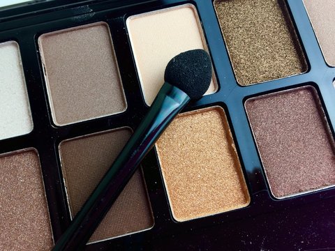 Eye Shadow Palette In Shades Of Brown