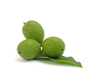  Walnüsse, Juglans regia, grün, unreif