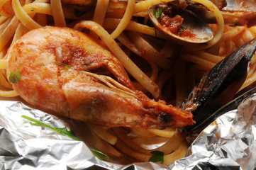 Al Cartoccio En papillote Linguine Pasta In parchment Papillot Pepes Pais Cucina italiana Italian...