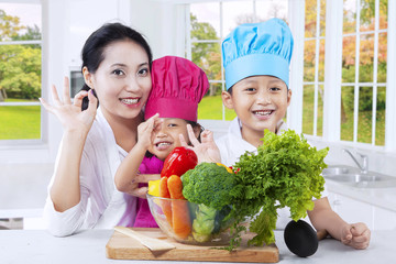 Naklejka premium Family preparing food together