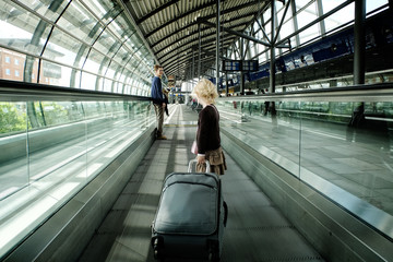 Kleines Mädchen mit koffer im flughafen