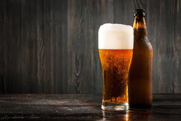 Selbstklebende Fototapete Bier Glas Bier und Bierflasche