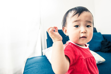 カメラ目線の赤ちゃん