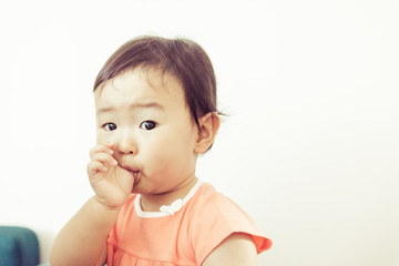 指を咥える赤ちゃん