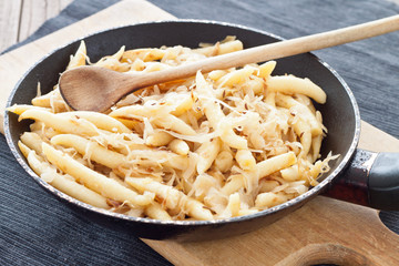 Schupfnudeln mit Sauerkraut in der Pfanne