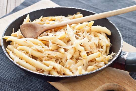 Schupfnudeln mit Sauerkraut in der Pfanne