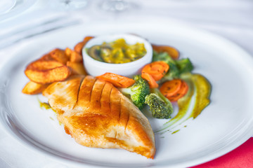 Grilled chicken breast with vegetables