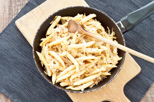 Schupfnudeln mit Sauerkraut in der Pfanne