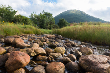 Landschaft mit Bächlein in der Nähe von Loch Leven, Highlands, Schottland