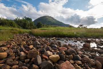 Landschaft mit Bächlein in der Nähe von Loch Leven, Highlands, Schottland
