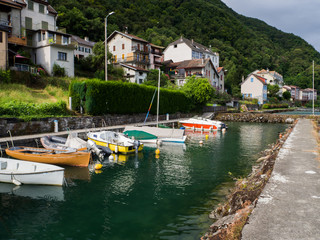Vistas del paisaje natural del puerto de Meillerie con barcas de colores sobre el agua amarradas en Thonon les Bains Francia, en verano de 2016.