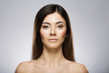 Model with contouring face make-up