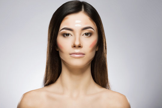 Model with contouring make-up