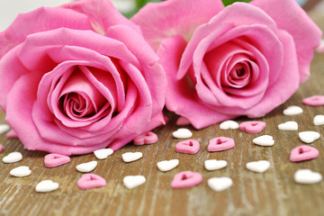 Rosa Rosen mit kleinen Zuckerherzen
