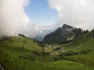 Fototapeta premium Vistas del paisaje natural de Rochers de Naye en Suiza con montañas verdes y nubes blancas en verano de 2016.