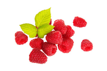 Gruppe Himbeeren mit Himbeerblättern auf weißem Hintergrund