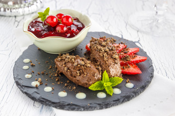 Dunkle Mousse au chocolate mit roter Grütze