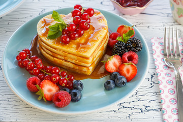 Pancakes in Herzform mit Waldbeeren und Karamel Soße