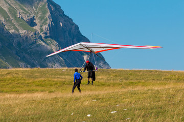 Deltaplano in atterraggio