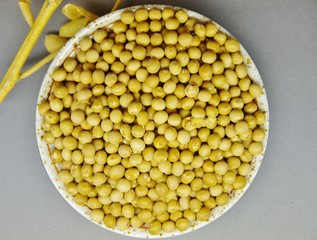 皿に盛られた乾燥大豆