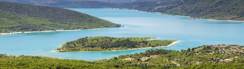 Fototapeta na wymiar panorama with emerald lake in France