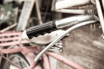 Obraz premium Close up old bicycle at cafe shop background