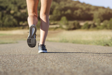 chica corriendo por la carretera