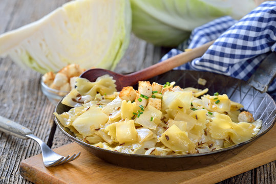 Veganes Gericht: Krautfleckerl mit Nudeln aus Hartweizengries und geschnittenem Wei&szlig;kohl - Vegan noodles with stewed white cabbage