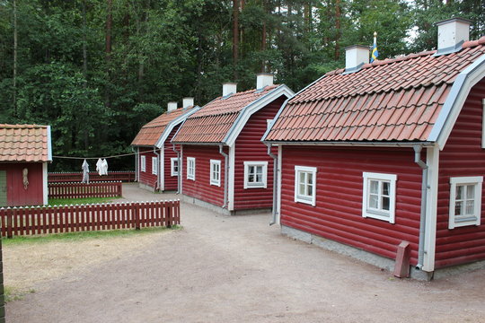 Ein Dorf mit den berühmten roten Holzhäusern in Schweden