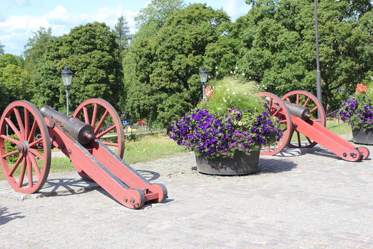 Historische Kanonen im Park von Schloss Uppsala in Schweden