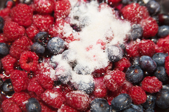 Beeren werden mit Gelierzucker eingekocht