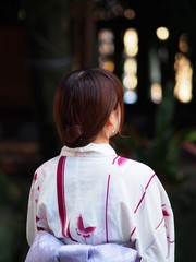 浴衣女性の後ろ姿