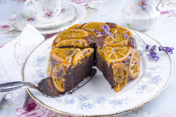 Orangenkuchen auf Teller