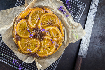 Orangenkuchen auf altem Blech