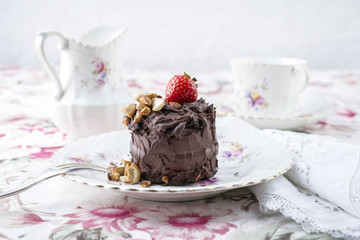 Schokoladentörtchen mit Nüssen und Erdbeeren